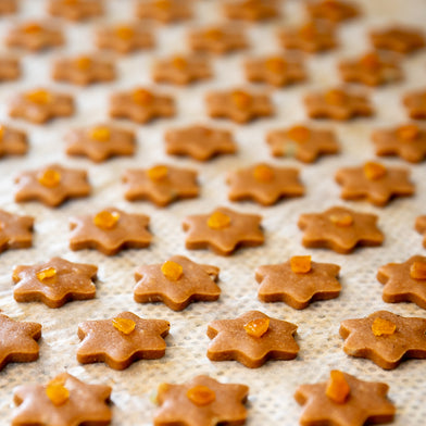 Aranzini Lebkuchen are small, delicate pieces of gingerbread, dried and candied orange peel in the dough, baked. 