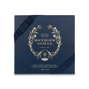 The Metzger signature Lebkuchen chocolate box in navy is filled with 25 high-quality, tastefully decorated gingerbread chocolates.
