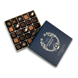 The Metzger signature Lebkuchen chocolate box in navy is filled with 25 high-quality, tastefully decorated gingerbread chocolates.