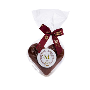 A play of bitter and sweet: a gingerbread heart filled with orange marmalade and covered in smooth milk chocolate.