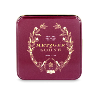 This small Metzger pralinetin in red impresses with a very high quality print and is filled with 9 different gingerbread pralines.