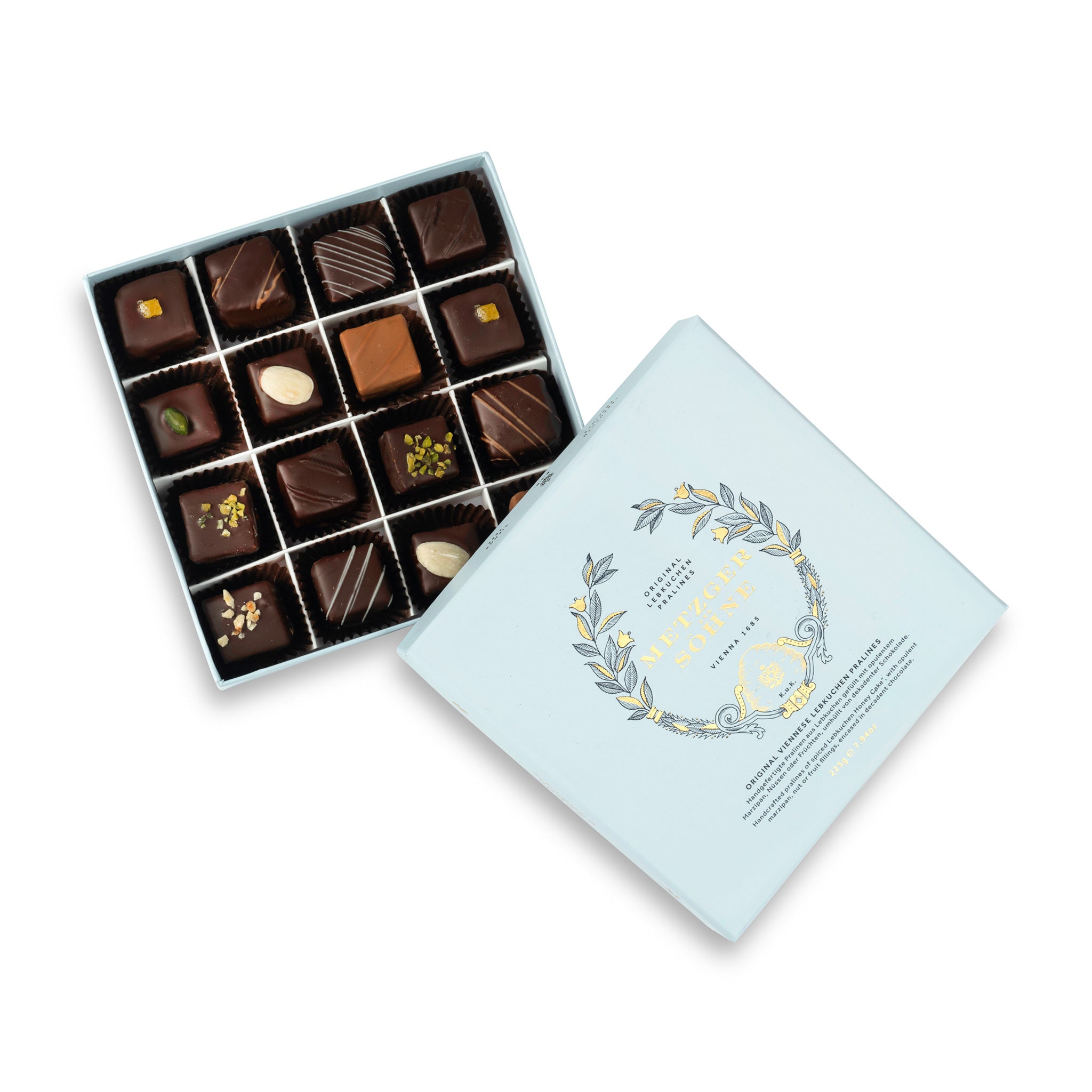 The Metzger signature praline box is filled with 16 high-quality, tastefully decorated gingerbread pralines in an appealing pattern. The gingerbread chocolates are filled with fine layers of the original mild Metzger gingerbread as well as different kinds of marzipan, fruits, nuts and jelly.