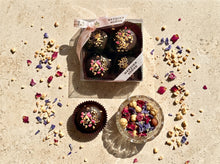 Laden Sie das Bild in den Galerie-Viewer, Kaiser Spatzen Lebkuchen kandierte Blumen mit Haselnüssen