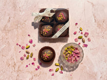Laden Sie das Bild in den Galerie-Viewer, Kaiser Spatzen Lebkuchen mit kandierte Rosen und Pistazien