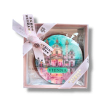 Laden Sie das Bild in den Galerie-Viewer, Karlskirche Wien Lebkuchen Scheibe 11cm