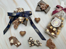 Laden Sie das Bild in den Galerie-Viewer, Dunkle Edel-Schokolade (60%) Herzen mit Haselnuessen