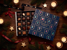 Laden Sie das Bild in den Galerie-Viewer, Grande Nussknacker Lebkuchen Pralinen Schachtel - Navy - AT Metzger &amp; Söhne