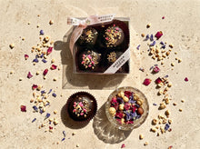 Laden Sie das Bild in den Galerie-Viewer, Kaiserspatzen Lebkuchen kandierte Blumen mit Haselnüssen - AT Metzger &amp; Söhne