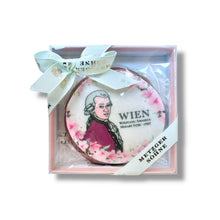 Laden Sie das Bild in den Galerie-Viewer, Mozart Wien Lebkuchen Scheibe 11cm - AT Metzger &amp; Söhne