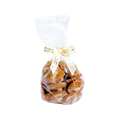 Aranzini Lebkuchen sind kleine, besonders zarte Lebkuchenstückchen, die mit getrockneten und kandierten Orangenschalen im Teig gebacken werden.