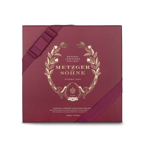 Die Metzger Signatur Pralinen Schachtel in rot ist gefüllt mit 25 hochwertigen, geschmackvoll verzierten Lebkuchenpralinen.