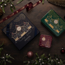 Laden Sie das Bild in den Galerie-Viewer, Diese exklusive Weihnachts Lebkuchen Pralinen Schachtel in Blau mit hochwertigem Goldfoliendruck ist gefüllt mit 16 exquisiten, geschmackvoll verzierten Lebkuchenpralinen in einem ansprechende Muster.