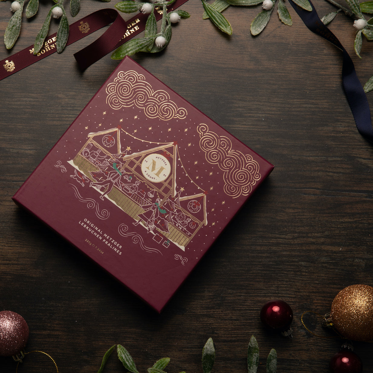 Diese exklusive Weihnachts Lebkuchen Pralinen Schachtel in Rot besticht durch die hochwertige Verarbeitund und das Motiv mit Goldfoliendruck! Sie ist gefüllt mit 25 exquisiten und geschmackvoll verzierten Lebkuchenpralinen.